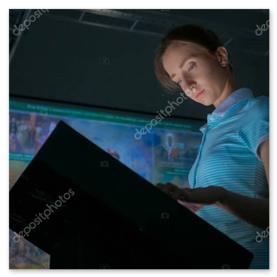 Informationsstele und Beschilderung neben einem historischen Fahrzeug im Museum