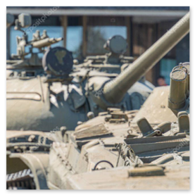 Detailaufnahme von korrodierten Panzerplatten und Laufrollen