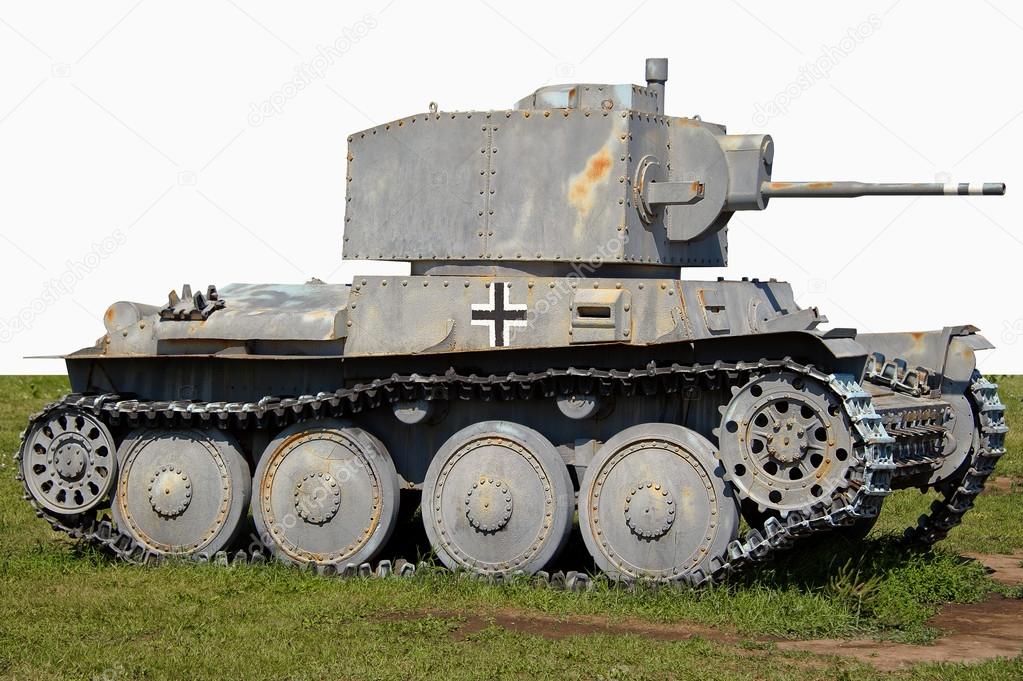 Ausstellungsvitrine mit militärhistorischen Exponaten